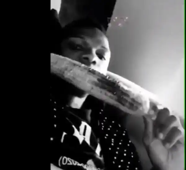 Wizkid Spotted Eating Roasted Corn In Private Jet